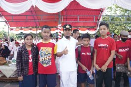 Berikan Semangat, Gubernur Andi Sudirman Hadiahkan Tabungan ke Pelajar Yatim Piatu di Toraja
