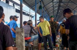 Melihat Gaya Sederhana Taufan Pawe Kunjungi Pedagang dan Nelayan di Sinjai