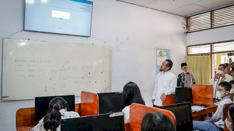 Gubernur Andi Sudirman Tinjau Pembelajaran Smart School di Toraja