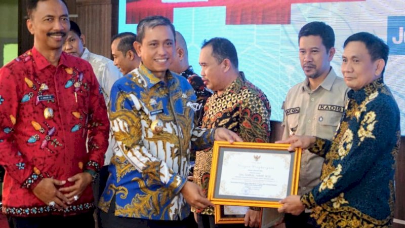 Penyerahan piagam penghargaan diserahkan langsung Bupati Wajo, Amran Mahmud (kedua kiri), kepada Sekwan Kabupaten Wajo, Sainal Hayat, di Ruang Pola Kantor Bupati Wajo, Jumat (2/9/2022).