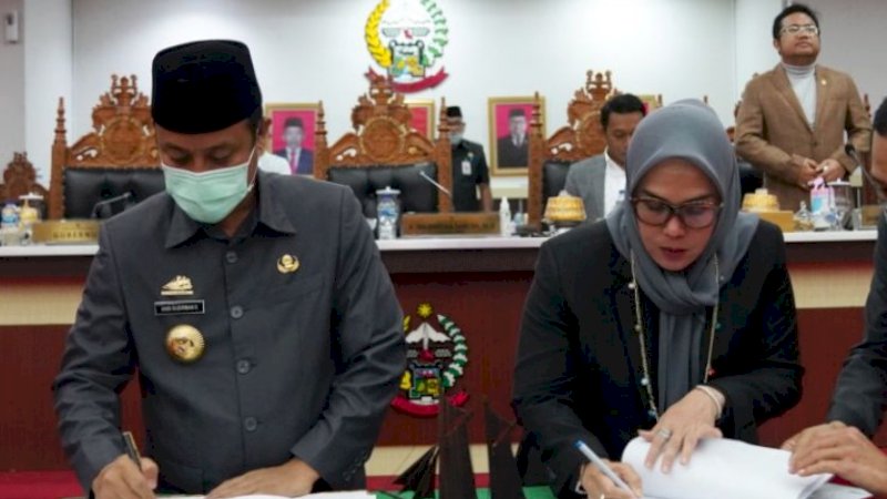 Penandatanganan nota kesepakatan oleh Gubernur Sulsel, Andi Sudirman Sulaiman, dan Ketua DPRD Sulsel, Andi Ina Kartika Sari, di Ruang Rapat Paripurna DPRD Sulsel, Jumat (2/9/2022). (Foto: Diskominfo Sulsel)