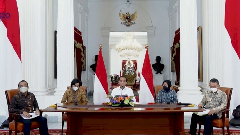 Presiden Jokowi didampingi sejumlah menteri menyampaikan pernyataan perihal pengalihan subsidi BBM, Sabtu (03/09/2022), di Istana Merdeka, Jakarta. (foto:Biro Pers, Media, dan Informasi Sekretariat Presiden)