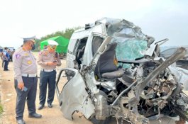 Mobil Penumpang Tabrak Truk Trailer di Tol Batang-Semarang, Tujuh Orang Tewas