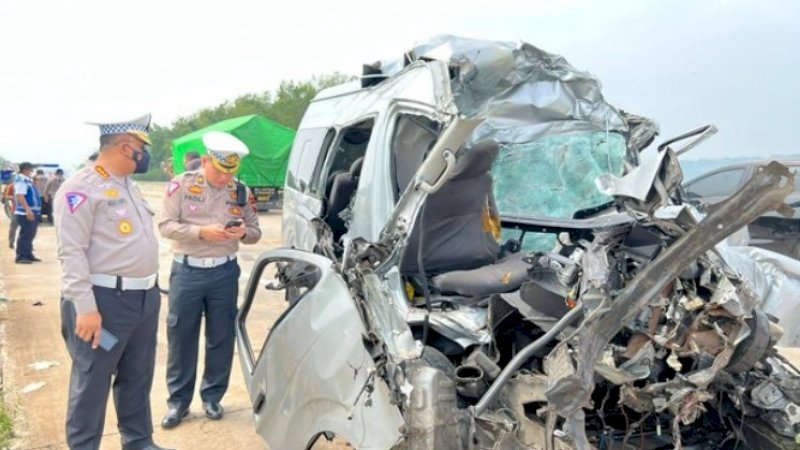 Kondisi mobil Toyota Hiace yang menabrak truk trailer di Tol Batang-Semarang, Senin (5/9/2022). (Foto: Dok. Istimewa)