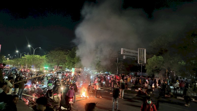Demo Kenaikan Harga BBM di Makassar Berlangsung Hingga Malam Hari 