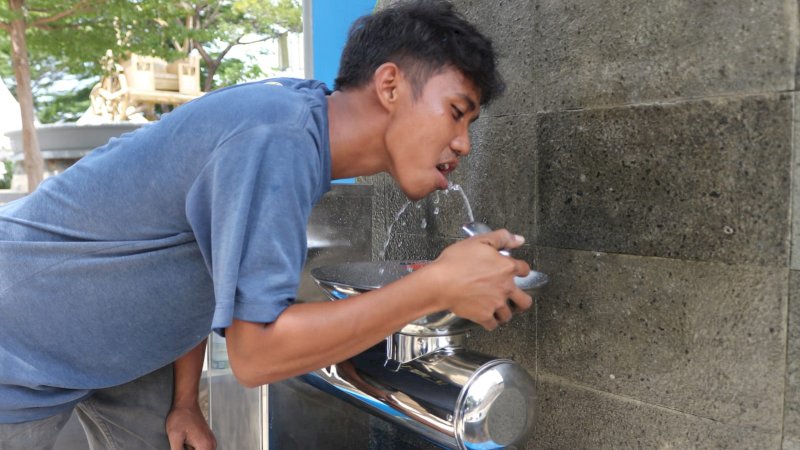 Keran air langsung minum milik PDAM Makassar.