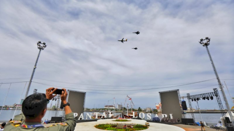Pasukan Komando Operasi Udara (Koopsud) II menggelar latihan akrobatik sehari atau H-1 menjelang Makassar International Eight Festival and Forum atau Makassar F8, Selasa (6/9/2022).