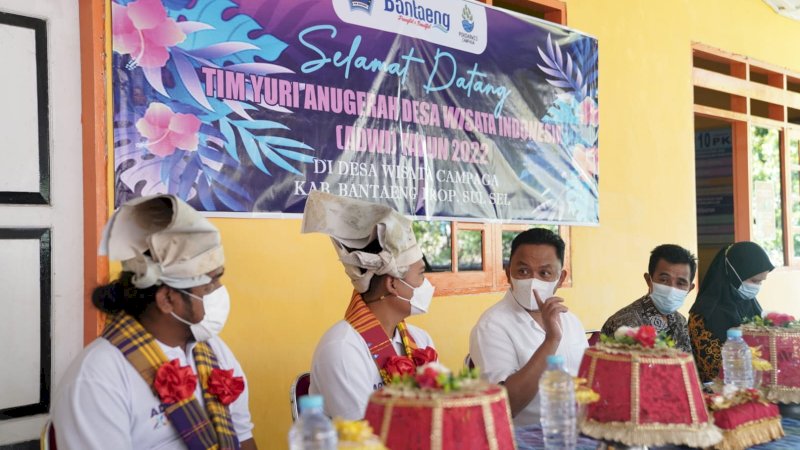Ilham Azikin saat menjamu Tim juri Anugerah Desa Wisata (ADWI) yang berkunjung ke kelurahan Campaga, Kecamatan Tompobulu, Bantaeng.