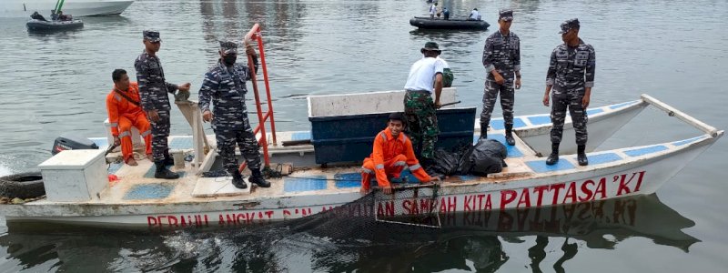Lantamal Vl Makassar Gelar Aksi Bersih Laut di Kawasan Pantai Losari Jelang Pembukaan F8