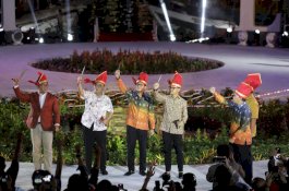 Sandiaga Uno Hingga Ridwan Kamil Terima Badik Pusaka Khas Makassar