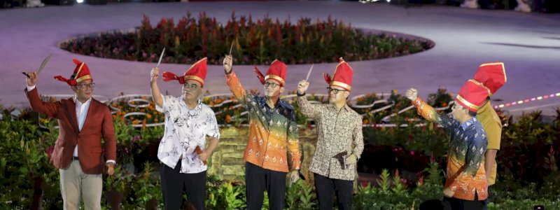 Sandiaga Uno Hingga Ridwan Kamil Terima Badik Pusaka Khas Makassar