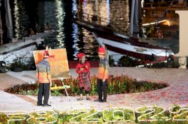 Wali Kota Makassar Hadiahi Menparekraf Lukisan Pinisi dari Tanah Liat