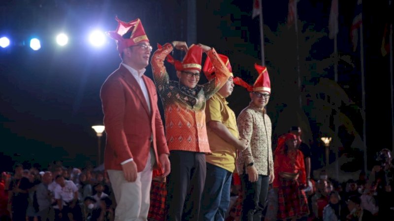 Menteri Pariwisata dan Ekonomi Kreatif (Menparekraf) RI, Sandiaga Uno, bersama sejumlah kepala daerah di panggung Makassar F8, anjungan Pantai Losari, Rabu (7/9/2022) malam.
