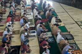 Taufan Pawe dan Ratusan Masyarakat Parepare Salat Jumat Perdana di Masjid Terapung