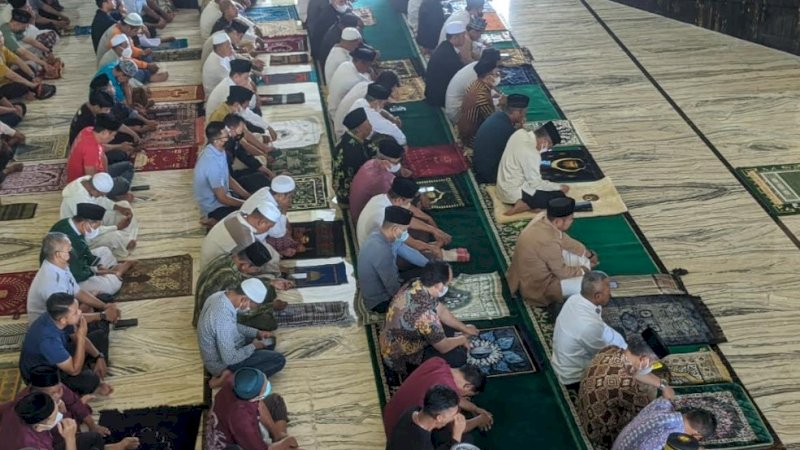 Salat Jumat perdana di Masjid Terapung B.J. Habibie, Kota Parepare, Sulawesi Selatan, Jumat (9/9/2022).