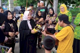 Sikapi Kenaikan Harga Telur dan BBM, Erna Taufan Berjalan Kaki Berbagi meski Diguyur Hujan