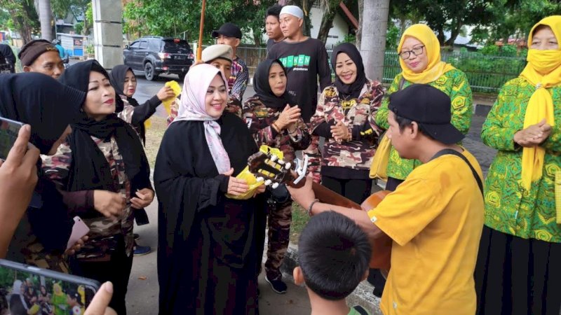 Erna Rasyid Taufan menyusuri sudut Kota Parepare, Jumat (9/9//2022), membagikan bingkisan telur kepada warga.