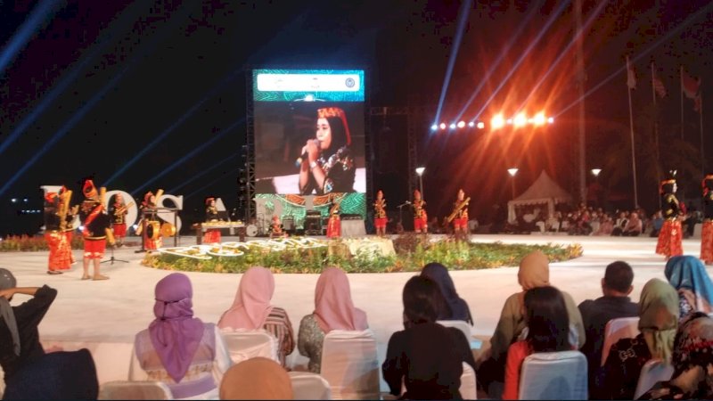 Penampilan seniman dari Provinsi Sulawesi Tengah (Sulteng) di panggung utama Zona 3 Makassar International Eight Festival and Forum 2022 atau Makassar F8, Jumat (9/9/2022).