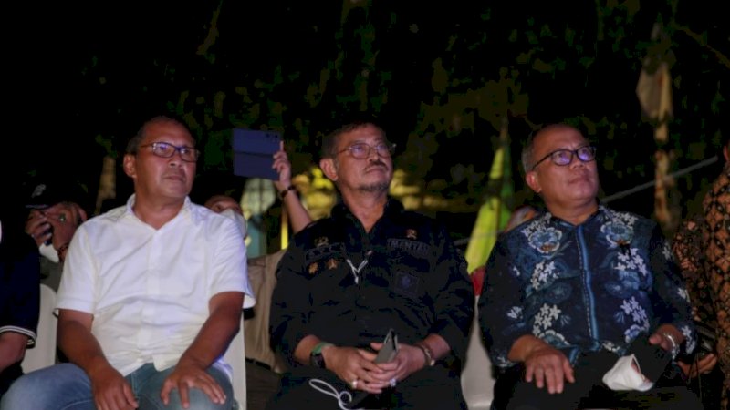 Menteri Pertanian, Syahrul Yasin Limpo (tengah), didampingi Wali Kota Makassar, Mohammad Ramdhan Pomanto (kiri).