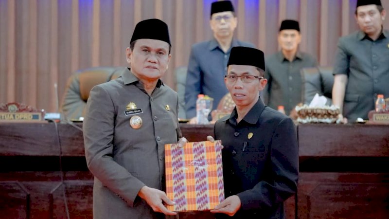 Bupati Barru, Suardi Saleh (kiri), dan Ketua DPRD Barru, Lukman T.