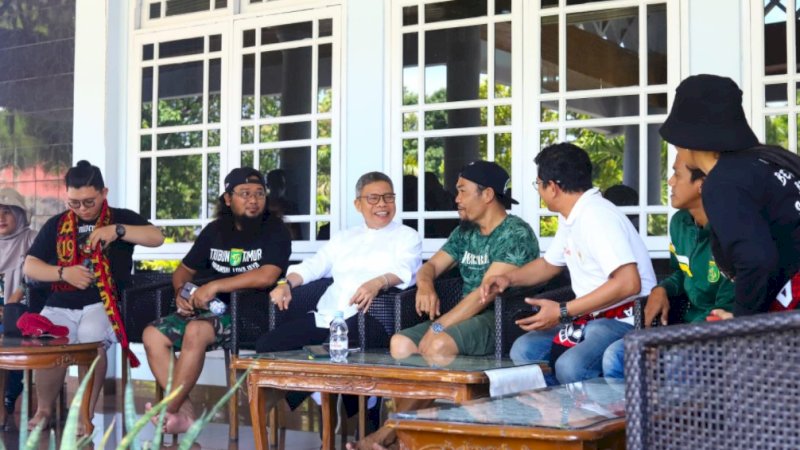 Wali Kota Parepare, Taufan Pawe, saat bersama para Bonek Mania di Kota Parepare, Sabtu (10/9/2022).