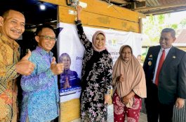 Wujudkan Macawa, Bupati Wajo Dampingi AYP Resmikan Bantuan Pasang Baru Listrik