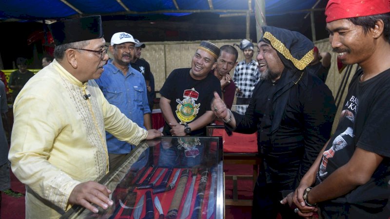 Ilham Arief Sirajuddin (kiri) saat hadir pada Festival Adat Je'ne-Je'ne Sappara di Lapangan Lapa' Eja, Desa Tarowang, Kecamatan Tarowang, Kabupaten Jeneponto, Sabtu (10/9/2022) malam.  