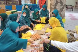Gandeng Sejumlah Organisasi, Erna Rasyid Taufan Bagi Telur ke Warga