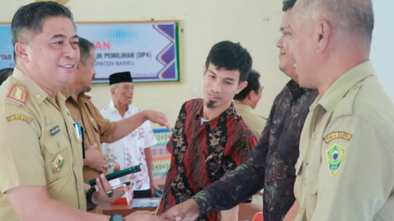 Penyerahan Daftar Penduduk Potensial Pemilih Pemilihan (DP4) di Aula Kantor Badan Pemberdayaan Masyarakat dan Desa (BPMD) Barru, Senin (12/9/2022).