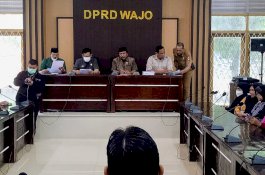 Puluhan Pedagang Pasar Mini Mengadu ke DPRD Wajo
