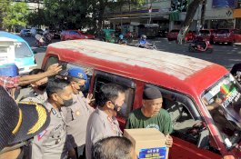 Bentuk Kepedulian Terhadap Masyarakat, Ditlantas Polda Sulsel Bagi-bagi Sembako