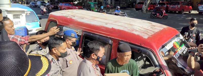 Bentuk Kepedulian Terhadap Masyarakat, Ditlantas Polda Sulsel Bagi-bagi Sembako 