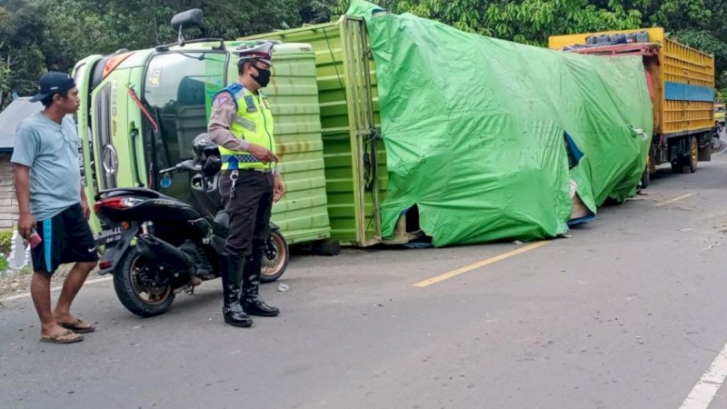 Truk yang terbalik di jalan trans Sulawesi poros Makassar-Palopo, Rabu (14/9/2022).