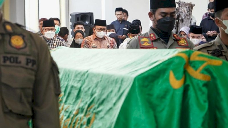 Pelepasan jenazah Djulaeha Muis P. Oddo, istri Wakil Wali Kota Parepare, Pangerang Rahim, untuk dimakamkan di pemakaman keluarga, Jalan Taebe Soreang, Kota Parepare, Jumat (16/9/2022).