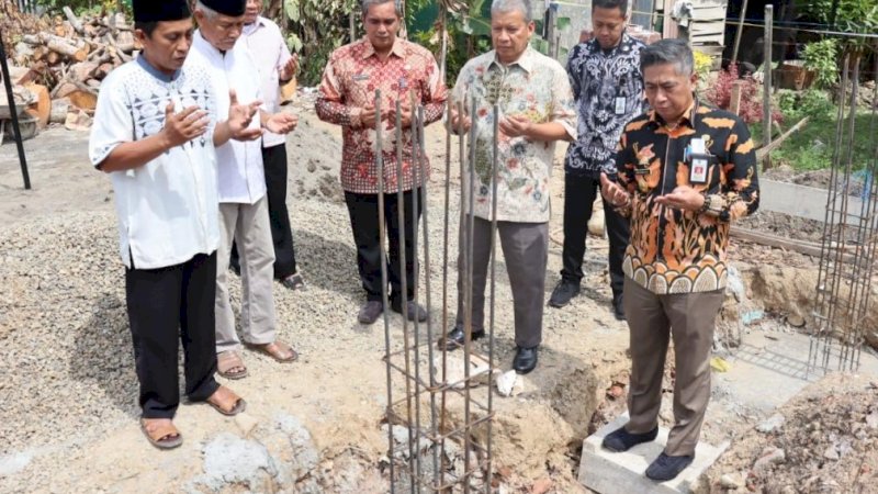 Peletakan batu pertama pembangunan Balai Latihan Kerja (BLK) komunitas di Desa Ajakkang, Kecamatan Soppeng Riaja, Kabupaten Barru, Jumat (16/9/2022).