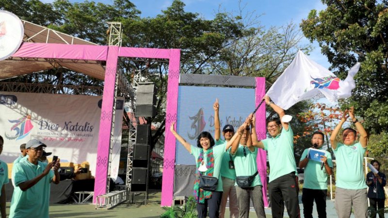 Pelepasan para peserta gerak jalan santai di Lapangan Kampus Poltekpar Makassar, Jumat (16/9/2022).