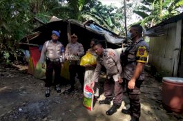 Dampak Kenaikan BBM, Polsek Bungoro Bagikan Sembako ke Warga Kurang Mampu