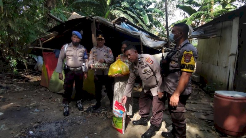 Jajaran Polsek Bungoro menyerahkan paket sembako kepada salah seorang warga di Kampung Cagori, Desa Bowong Cindea, Kecamatan Bungoro, Jumat (16/9/2022).