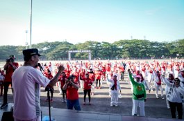 Lepas Peserta Indonesia Heart Bike, Gubernur Andi Sudirman Bagi Sepeda kepada Lansia