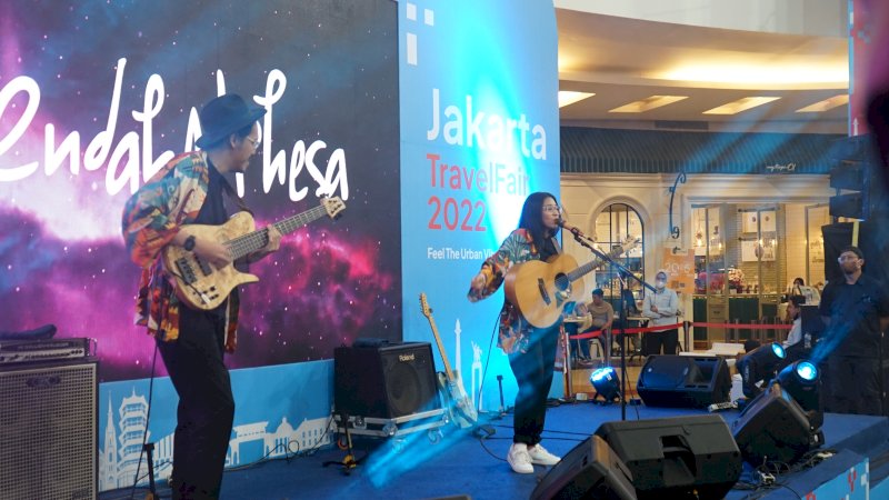 Endah dan Rhesa Bocorkan Trik Membuat Lagu Dalam Acara Jakarta Travel Fair 2022 di Makassar