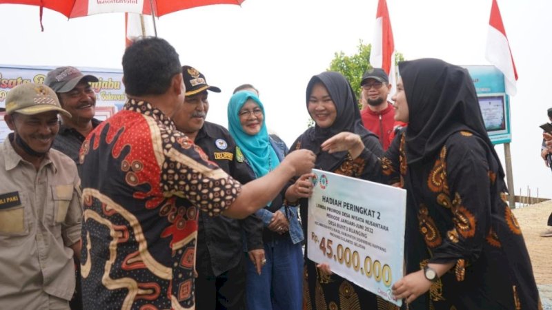 Penyerahan piagam penghargaan dan hadiah kepada pengelola Taman Wisata Bukit Punjabu, Desa Buntu Buangin, Kecamatan Pitu Riase, Ahad (3/7/2022).