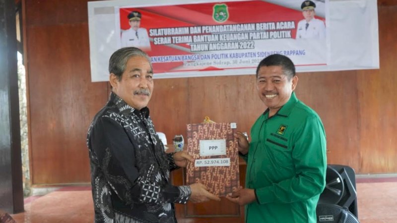 Penyerahan bantuan keuangan partai politik (parpol) tahun anggaran 2022 berlangsung di aula rumah jabatan Bupati Sidrap, Jalan Lanto Dg. Pasewang, Rabu (30/6/2021).