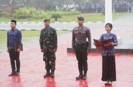 Tinggalkan Panggung Beratap, Dandim Sidrap Pilih Basah Kuyup Bersama Peserta Upacara Integrasi