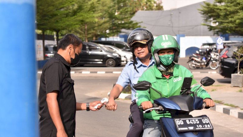 Dirut PDAM Makassar, Beni Iskandar saat naik Ojol.