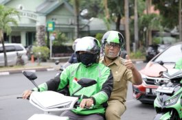Ojol Day, Wali Kota Makassar Diantar Pakai Motor Listrik Berkantor ke Balai Kota