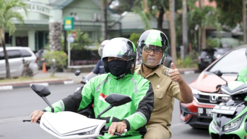 Wali Kota Makassar, Mohammad Ramdhan Pomanto (Danny), menggunakan ojek online (ojol) dari kediaman pribadinya di Jalan Amirullah ke Kantor Balai Kota Makassar, Jalan Ahmad Yani, Selasa (20/9/2022).