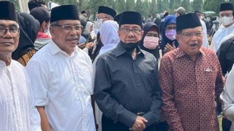 Ilham Arief Sirajuddin atau IAS (kedua kiri) bersama para tokoh nasional saat pemakaman Azyumardi Azra di Taman Makam Pahlawan (TMP) Kalibata, Jakarta Selatan, Selasa (20/9/2022).
