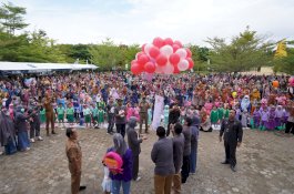 Ribuan Murid PAUD di Barru Sikat Gigi Massal di Alun-Alun