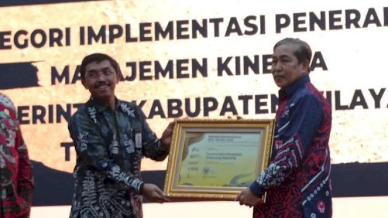 Bupati Sidrap, Dollah Mando (kanan), menerima langsung penghargaan dari Wakil Kepala BKN RI, Supranawa Yusuf, di Baruga Karaeng Pattingalloang, rumah jabatan Gubernur Sulawesi Selatan (Sulsel), Kota Makassar, Selasa (20/9/2022). 