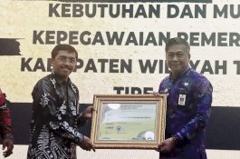 Terbaik Manajemeni ASN, Pemkab Barru Terima Dua Piagam di BKN Award